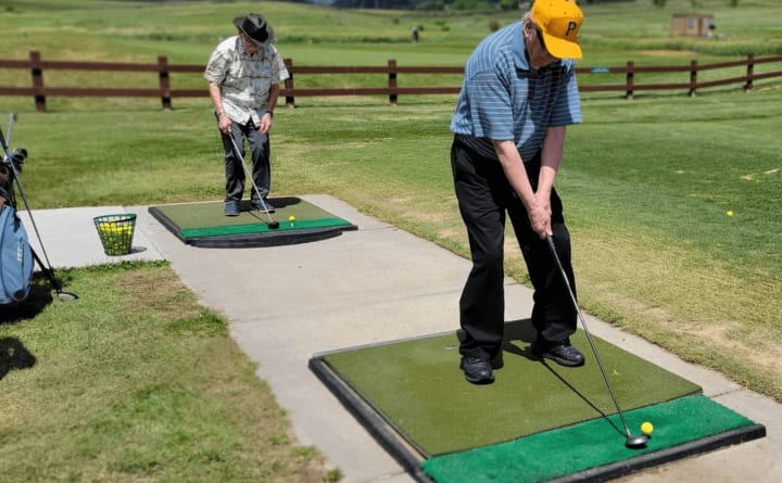 Willowbrook Place Memory Care residents play golf